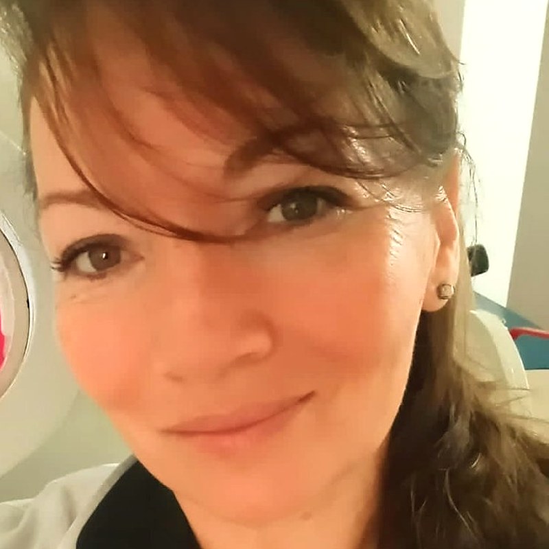 Evangelina Varela, líder del equipo hiperbárico de Biowellness, junto a la cámara